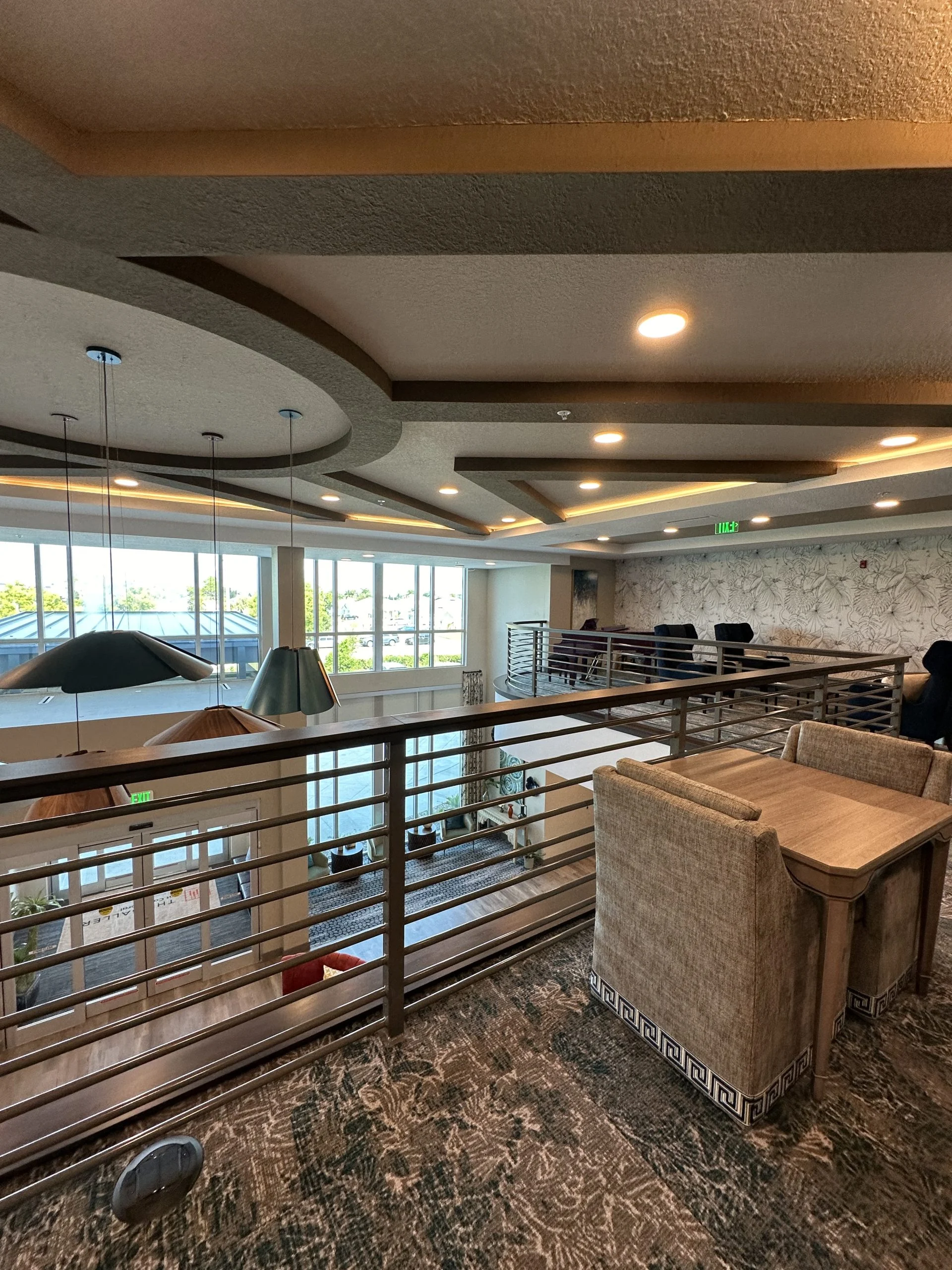 Horizontal aluminum rod railing with a continuous top cap
