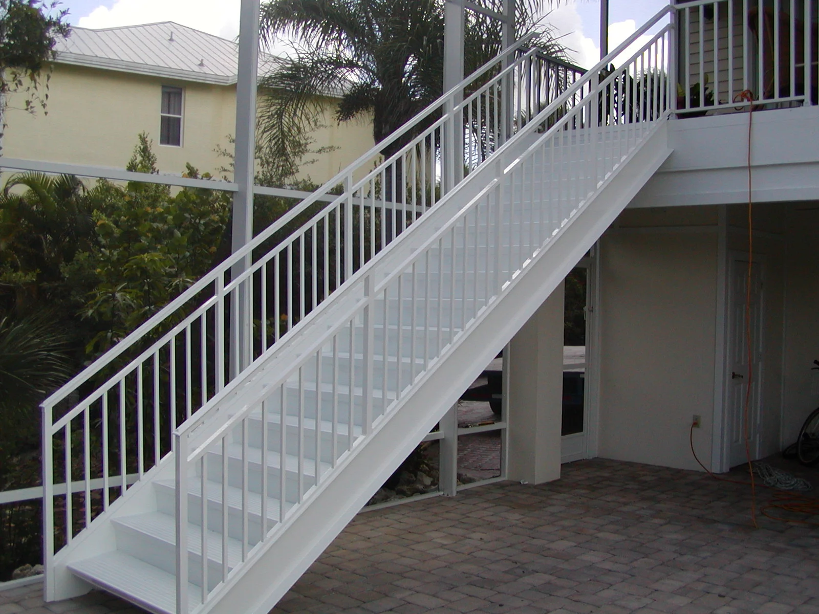 Aluminum Stairs (5) Aluminum staircase with guard railing