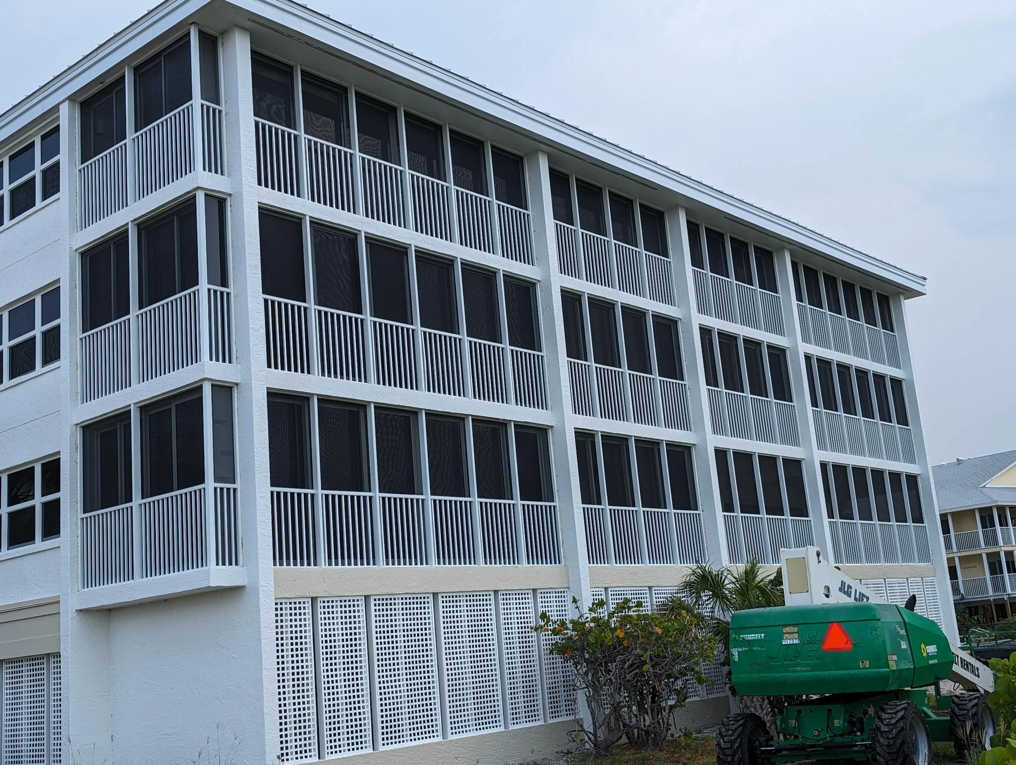 Beachcomber – Standard Condo White – Architectural Aluminum Custom architectural aluminum fabrication fabricated for Beachcomber