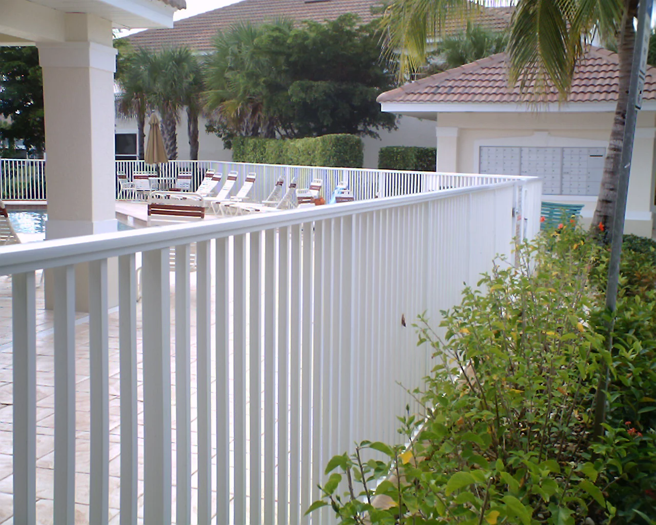 Mechanically fastened aluminum fence