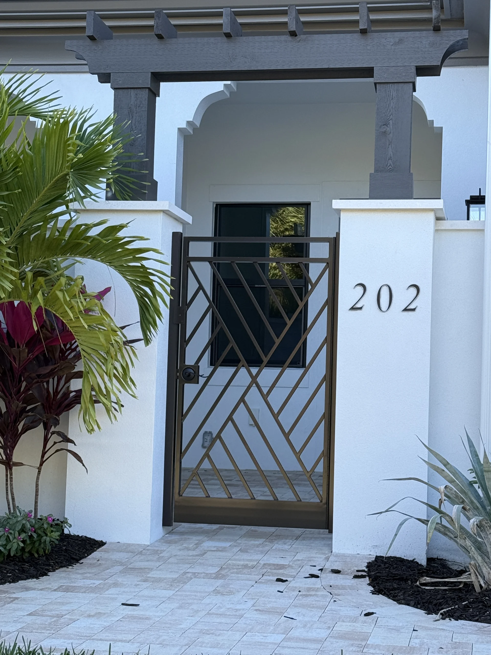 Frontdoor Communities – Marino Lakes – Courtyard Gate – Chippendale (2) Aluminum railing with a decorative chippendale insert at Marino Lakes