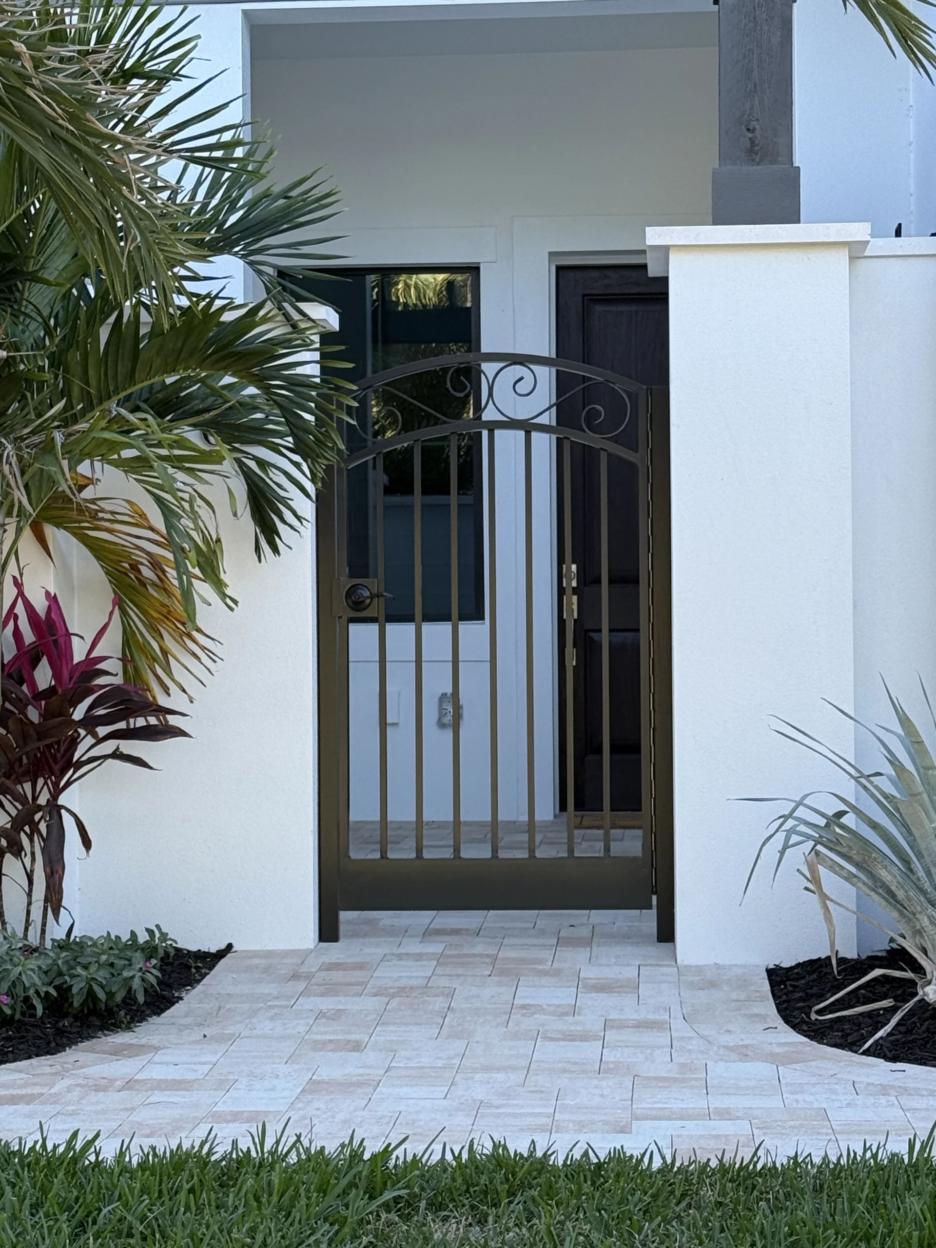 Frontdoor Communities – Marino Lakes – Courtyard Gate – Scroll (1) Decorative aluminum courtyard gate at Marino Lakes