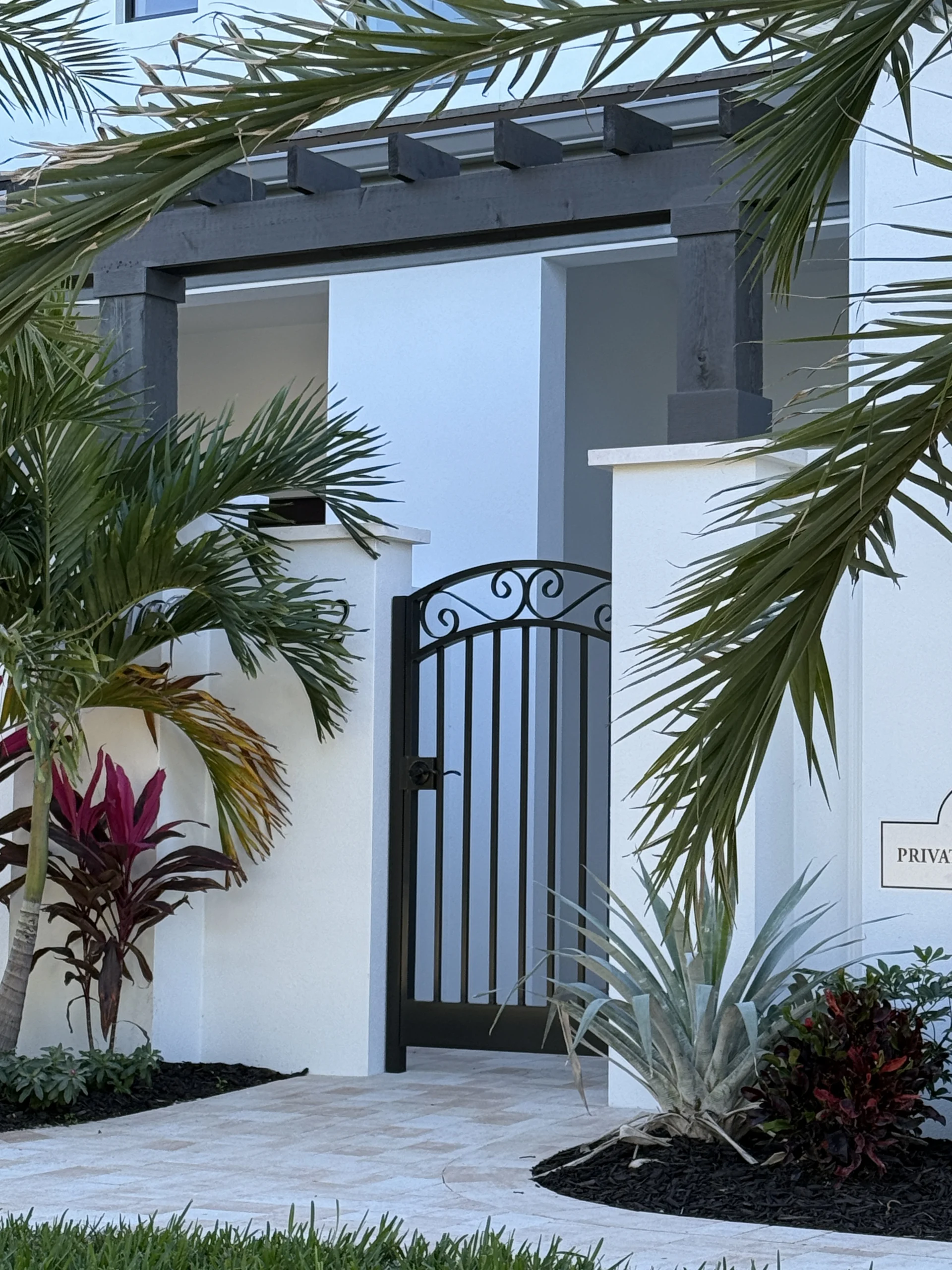 Frontdoor Communities – Marino Lakes – Courtyard Gate – Scroll (2) Decorative aluminum courtyard gate at Marino Lakes