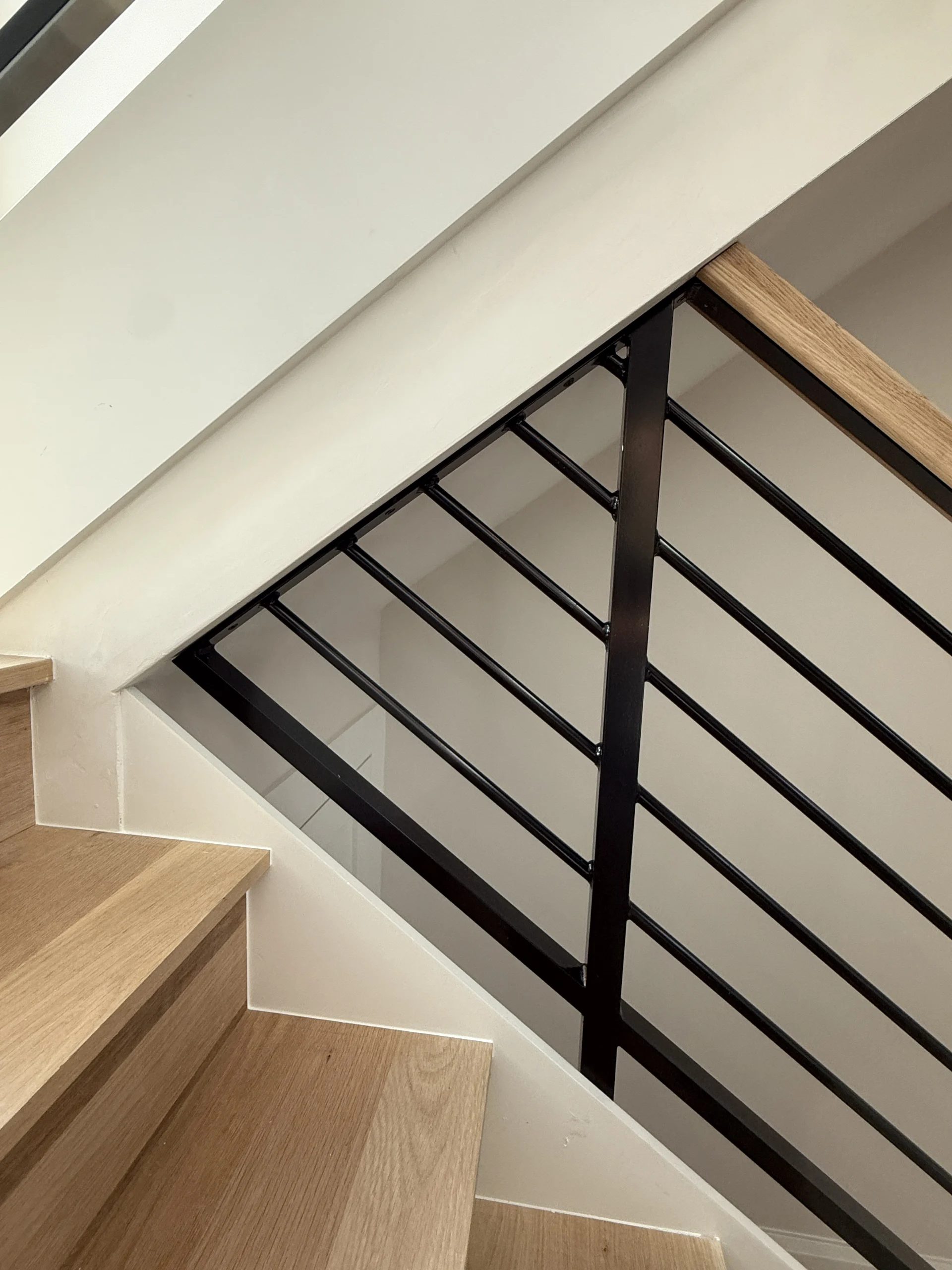 Headwaters – Horizontal Rod Rail – Wood Top Cap (19) – Interior Rod Rail Horizontal aluminum rod railing with a continuous top cap at Headwaters